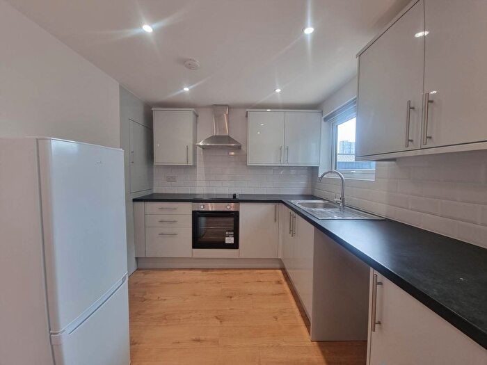 4 Bedroom Semi-Detached House To Rent In Amersham Ave, Edmonton, N18