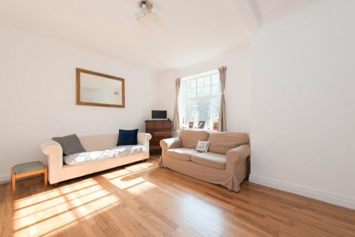 Apartment To Rent In Belsize Grove, London, NW3