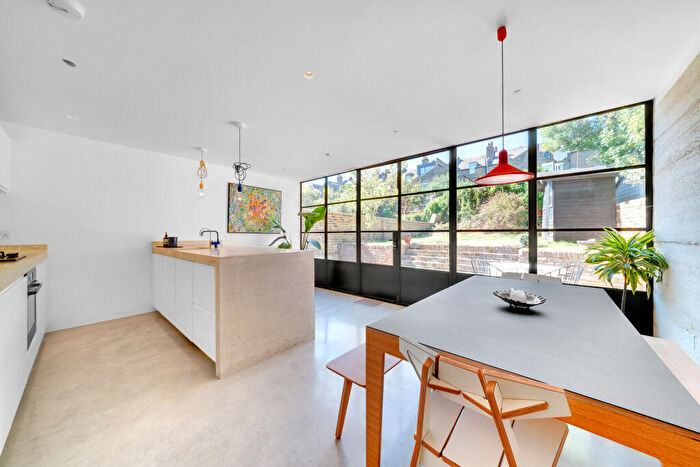 2 Bedroom Apartment To Rent In Springdale Road, London, N16