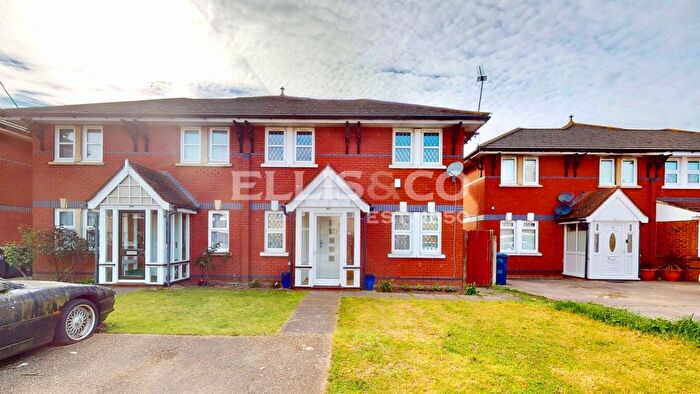 4 Bedroom Semi-detached House For Sale In Willowbrook Road, Southall, UB2