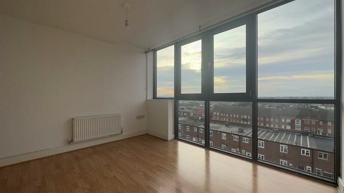 2 Bedroom Flat To Rent In Bramley Crescent, Gants Hill, IG2