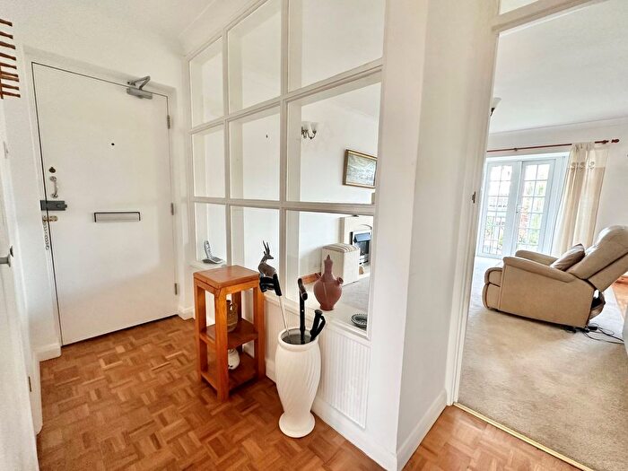 2 Bedroom Flat For Sale In Garden Close, Bexhill-On-Sea, TN40