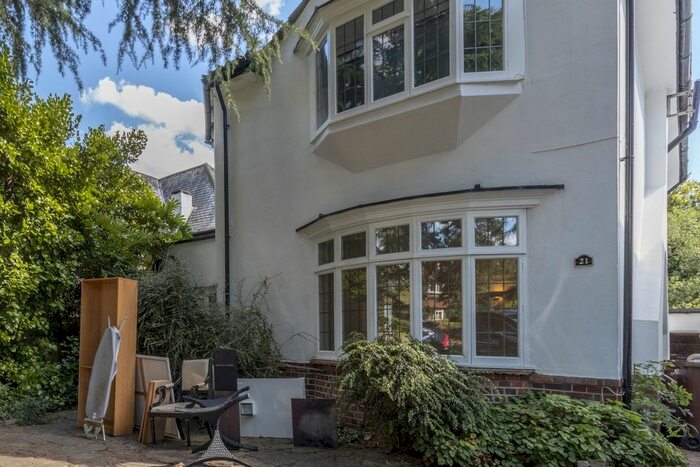 3 Bedroom Detached House To Rent In Canons Drive, Canons Park, Edgware, HA8