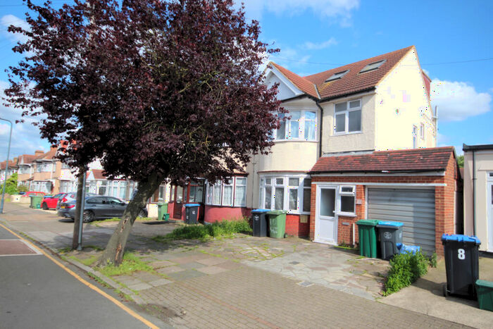 3 Bedroom Flat To Rent In Kathleen Avenue, Wembley, Middlesex, HA0
