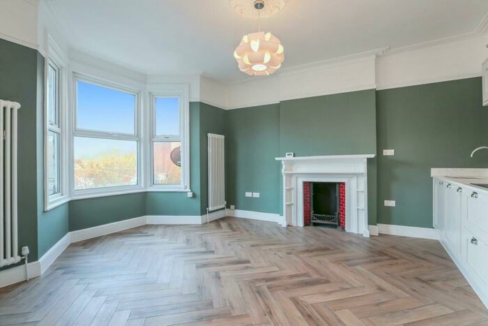 2 Bedroom Flat To Rent In Silverdale, London, SE26