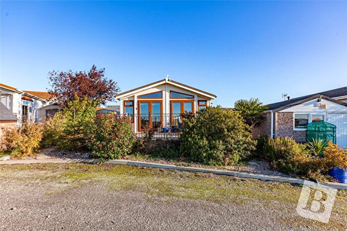 2 Bedroom Mobile/park Home For Sale In Palm Court, Hayes Country Park, Battlesbridge, Wickford, SS11