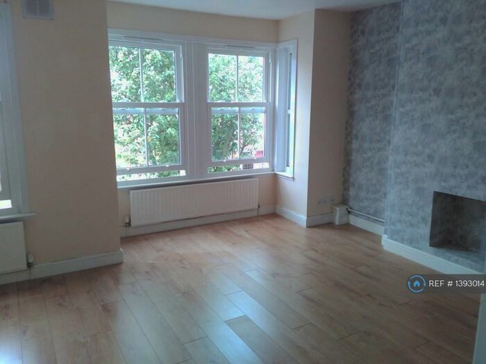 2 Bedroom Flat To Rent In Woodstock Road, London, E17