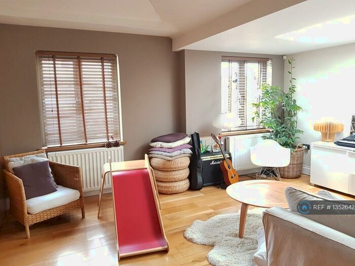 2 Bedroom Flat To Rent In Chalk Farm Road, London, NW1