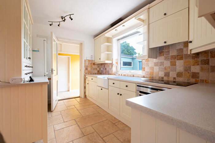 4 Bedroom Detached House For Sale In Furzebrook Road, Wareham, BH20 - Photo 5