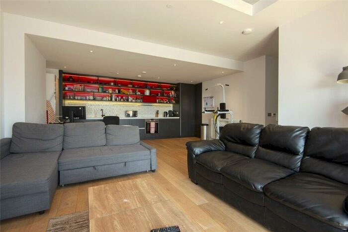 3 Bedroom Flat To Rent In Grantham House, Botanic Square, E14