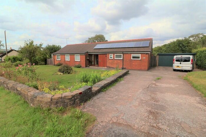 4 Bedroom Detached Bungalow To Rent In Long Lane, Charlesworth, Glossop, SK13