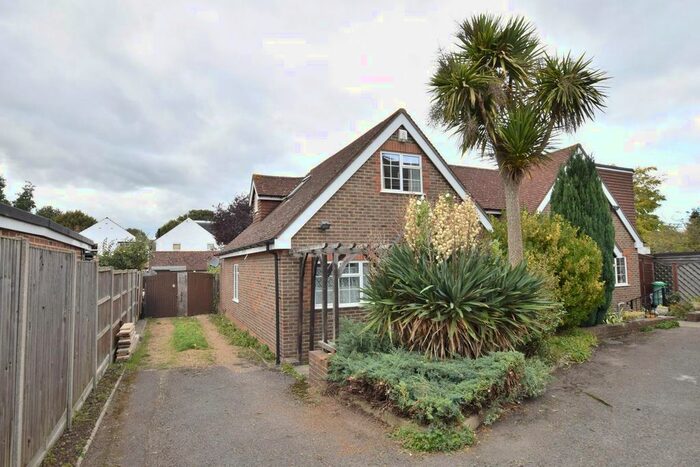 3 Bedroom Chalet To Rent In Deroy Close, Carshalton SM5