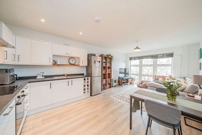 2 Bedroom Flat For Sale In Radnor Road, Twickenham, TW1