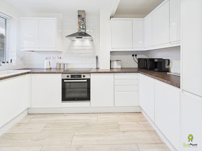 2 Bedroom Maisonette For Sale In Manor Road, Sidcup, DA15
