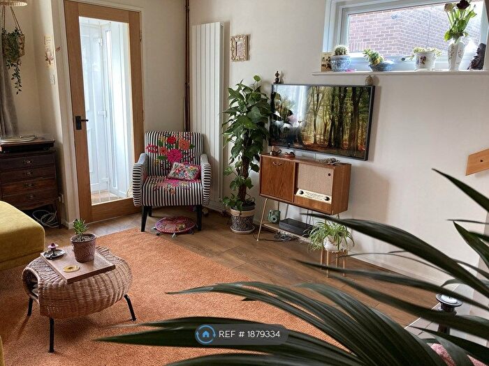 2 Bedroom Semi-Detached House To Rent In Pendlecroft Avenue, Salford, M27