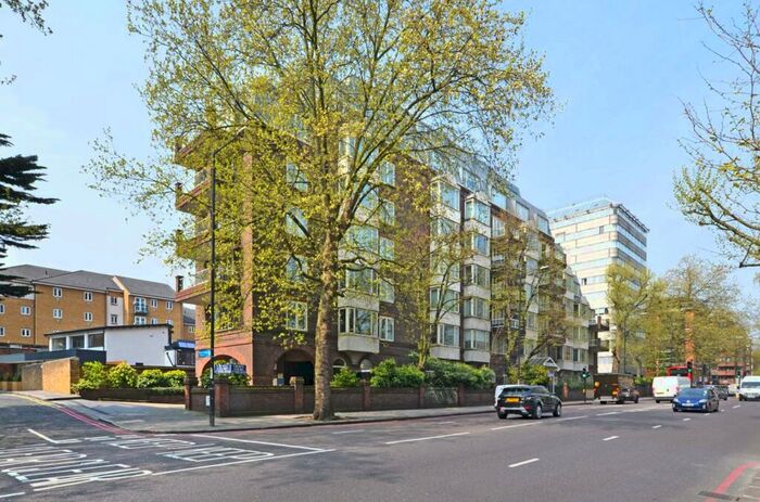 3 Bedroom Flat To Rent In Park Road, St John's Wood, London, NW8