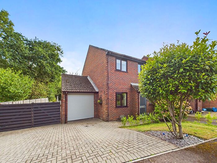 3 Bedroom Link Detached House For Sale In Meadowbank, Lydney, GL15