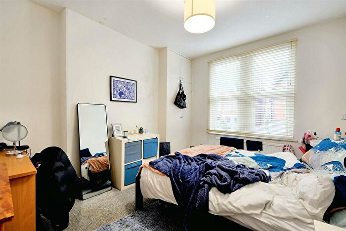 5 Bedroom Semi-Detached House For Sale In Burford Road, Nottingham, NG7