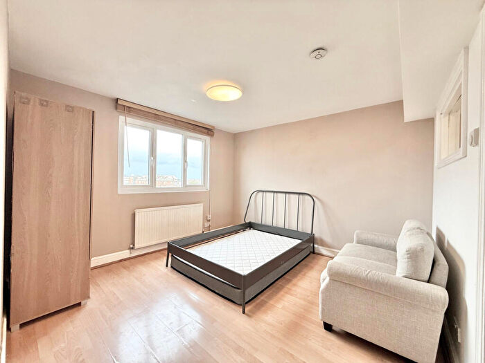 Flat To Rent In High Road, NW10
