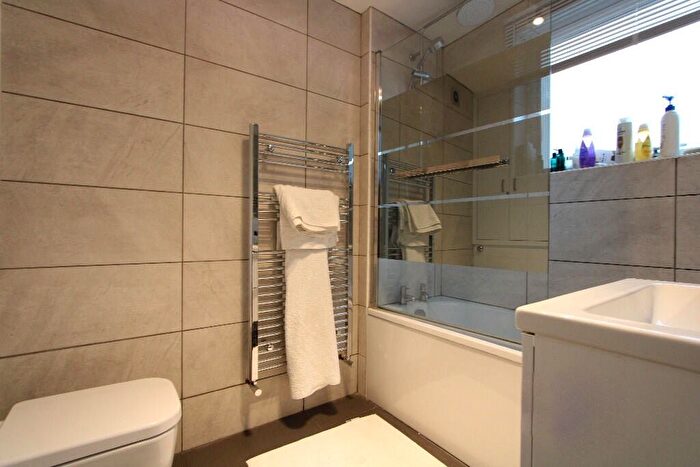 3 Bedroom Flat To Rent In Lansdowne Road, London, SW20