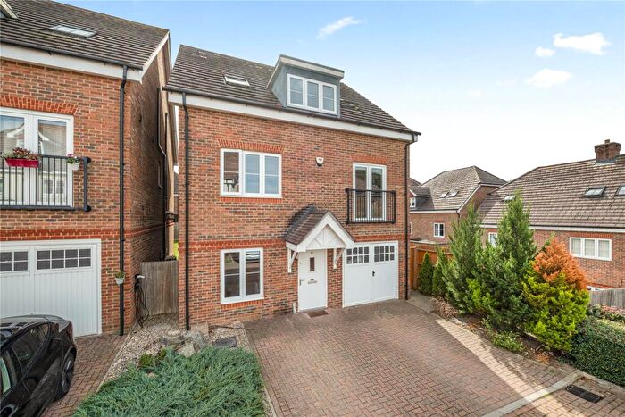 4 Bedroom Detached House For Sale In Brookwood Farm Drive, Knaphill, Woking, Surrey, GU21