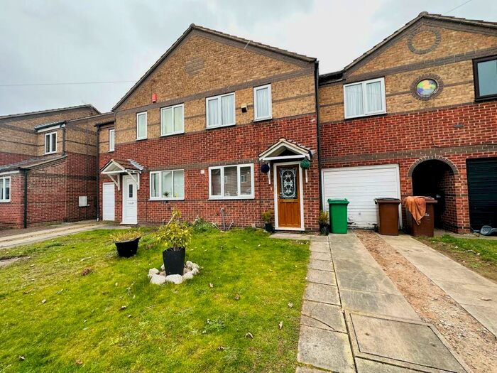 3 Bedroom Town House To Rent In March Close, Nottingham, NG5