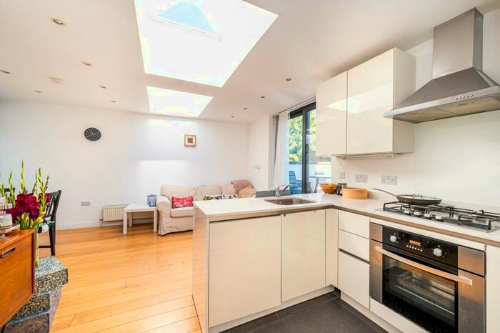2 Bedroom Flat To Rent In Caledonian Road, Caledonian Road, London, N1