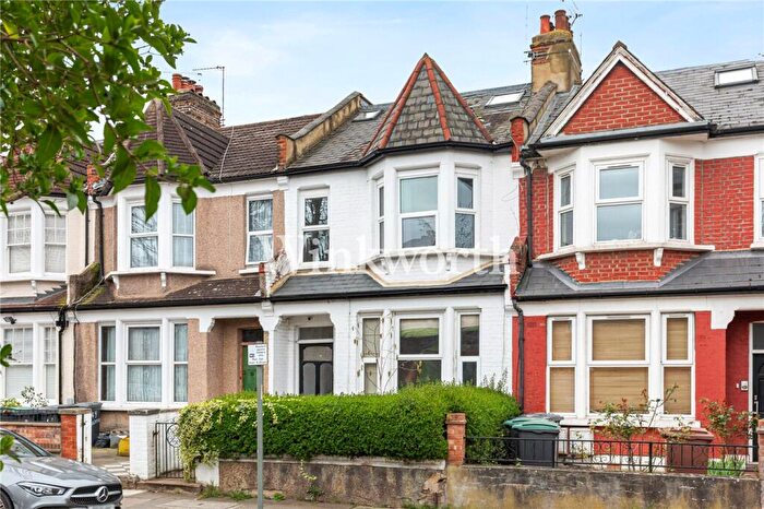 3 Bedroom Apartment For Sale In Waldeck Road, London, N15