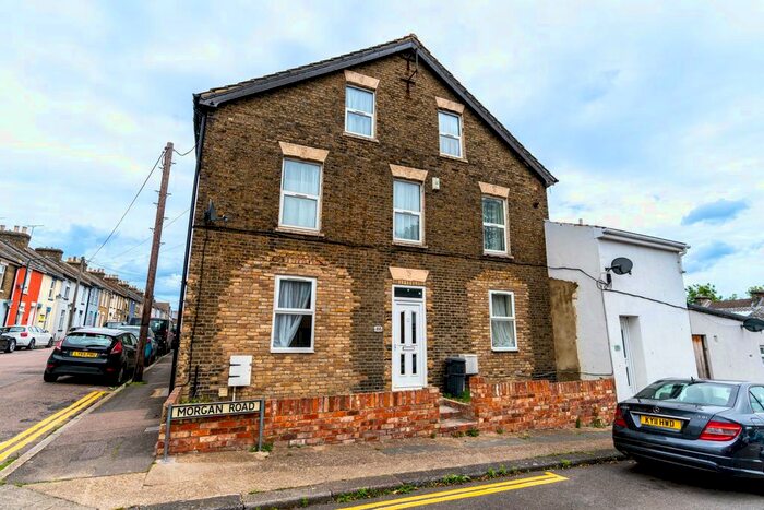 3 Bedroom Semi-Detached House To Rent In Montfort Road, Rochester, Kent, ME2