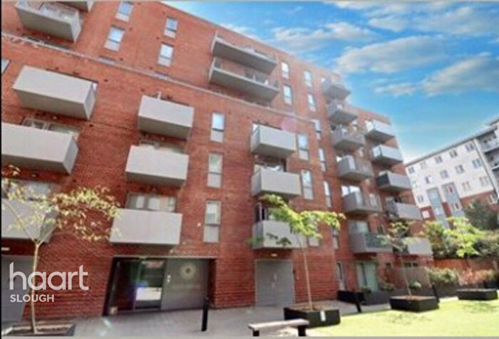 2 Bedroom Apartment For Sale In Petersfield Avenue, Slough, SL2