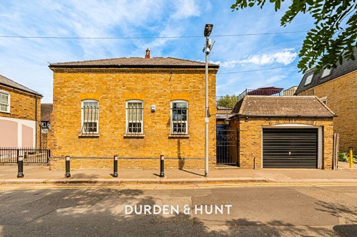 3 Bedroom Detached House To Rent In Mews Place, Woodford Green, IG8