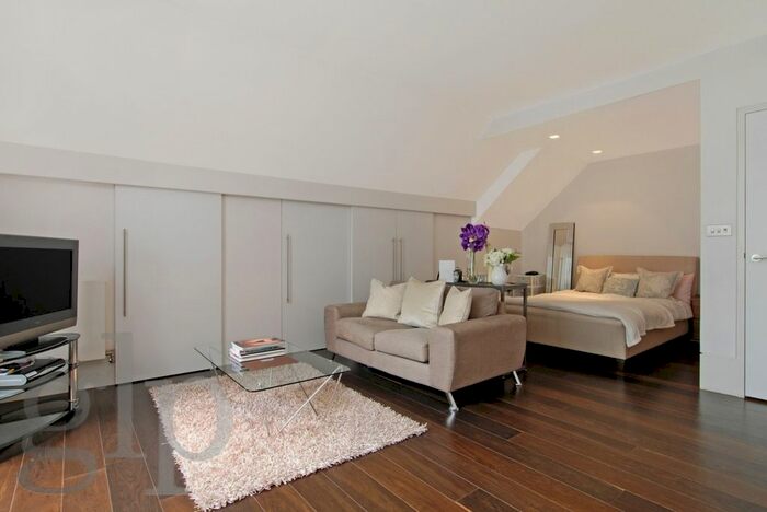 Studio To Rent In Slingsby Place, London, WC2E