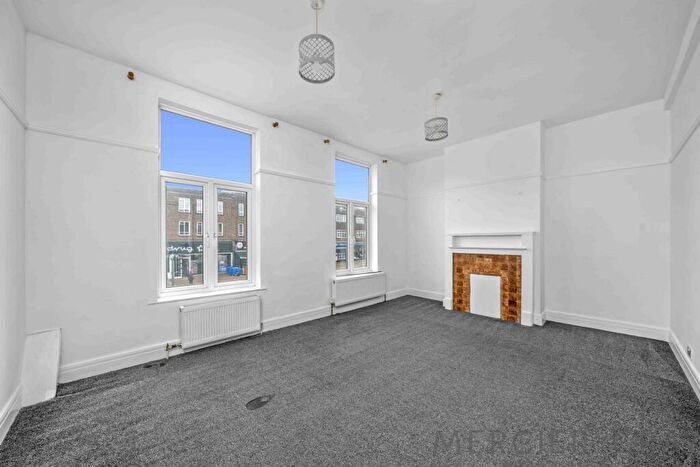 3 Bedroom Flat To Rent In Darkes Lane, Potters Bar, EN6