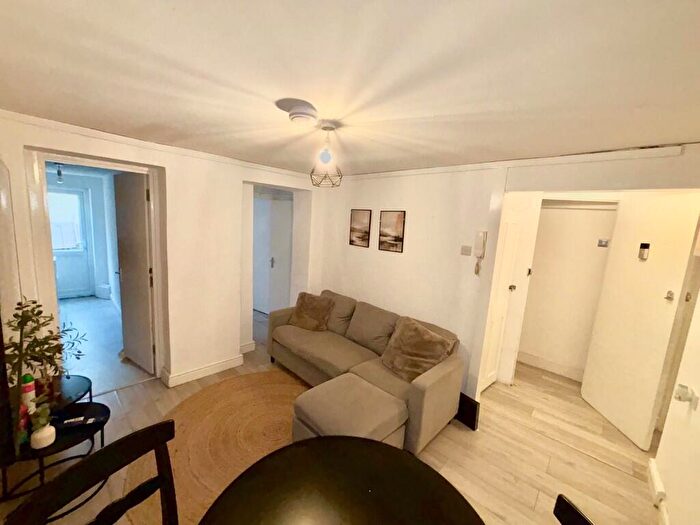 3 Bedroom Flat To Rent In Lewisham Way, London, SE14