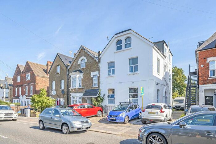 2 Bedroom Flat To Rent In Beaconsfield Road, Friern Barnet, London, N11