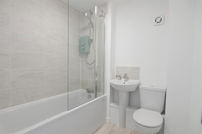 2 Bedroom Flat To Rent In Viceroy View, Churwell, Leeds, LS27