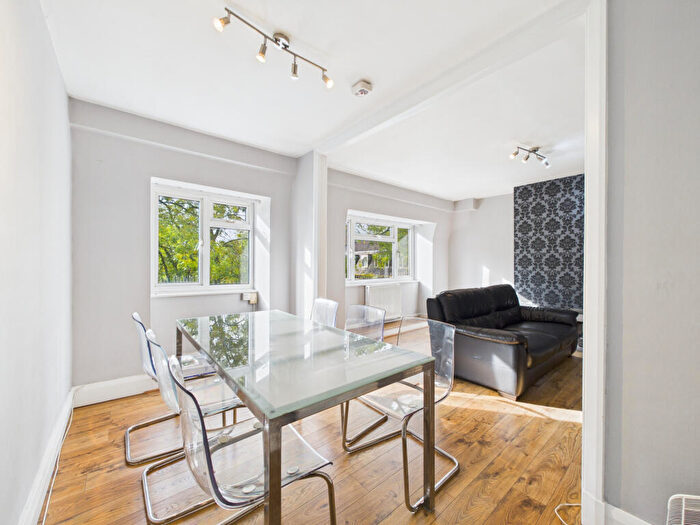 2 Bedroom Flat To Rent In Beckenham Lane, Bromley, Kent, BR2