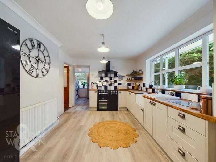4 Bedroom Detached Bungalow For Sale In Yarmouth Road, Broome, Bungay, NR35