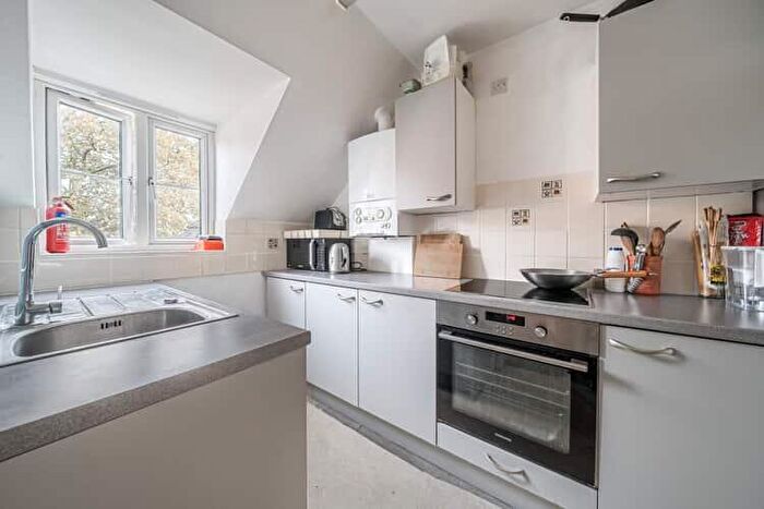 2 Bedroom Flat For Sale In Norwood Road, Reading, Berkshire, RG1