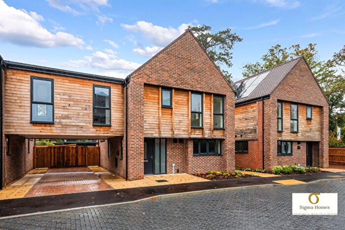 4 Bedroom Link Detached House For Sale In Hanlye Lane, Cuckfield, Haywards Heath, RH17