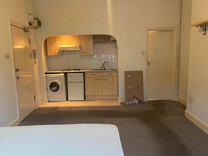 Studio To Rent In Lausanne Road, London N8
