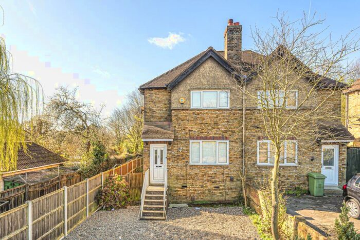 2 Bedroom Semi-Detached House To Rent In Alnwick Road Lee, SE12