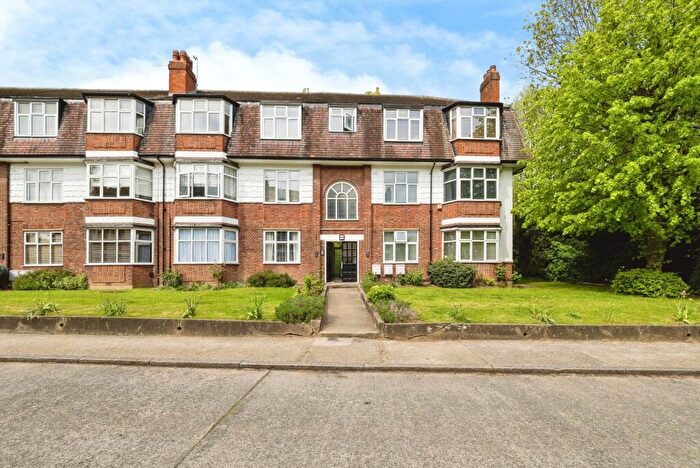 2 Bedroom Flat For Sale In Avondale Court, Churchfields, London, E18
