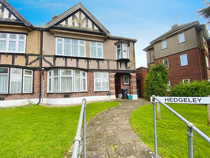 2 Bedroom Flat To Rent In Hedgeley, Woodford Avenue, Ilford, IG4