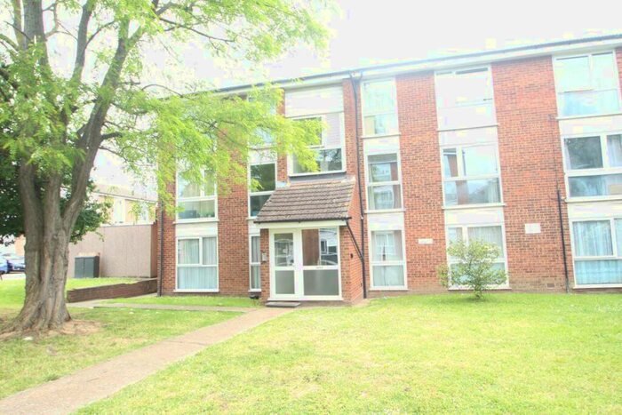 2 Bedroom Flat To Rent In Dellow Close, Ilford, IG2