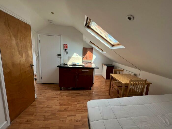 Apartment To Rent In Amhurst Parade / Amhurst Park, London, N16