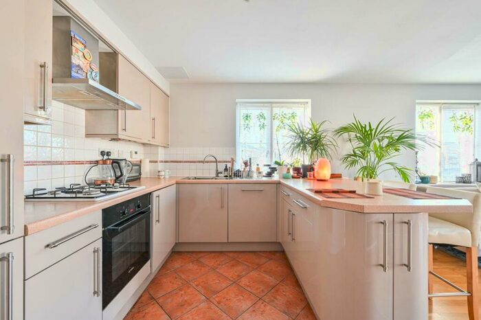 2 Bedroom Flat To Rent In Victory Place, Docklands, London, E14