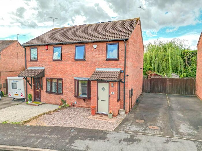 3 Bedroom Semi-Detached House For Sale In Brixham Close, Nuneaton, CV11