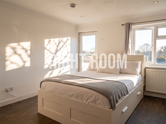 Studio To Rent In Studio Flat, Eton Avenue, Hounslow, TW5