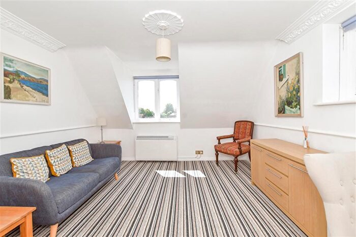 1 Bedroom Flat For Sale In Priors Acre, Boxgrove, Chichester, West Sussex, PO18